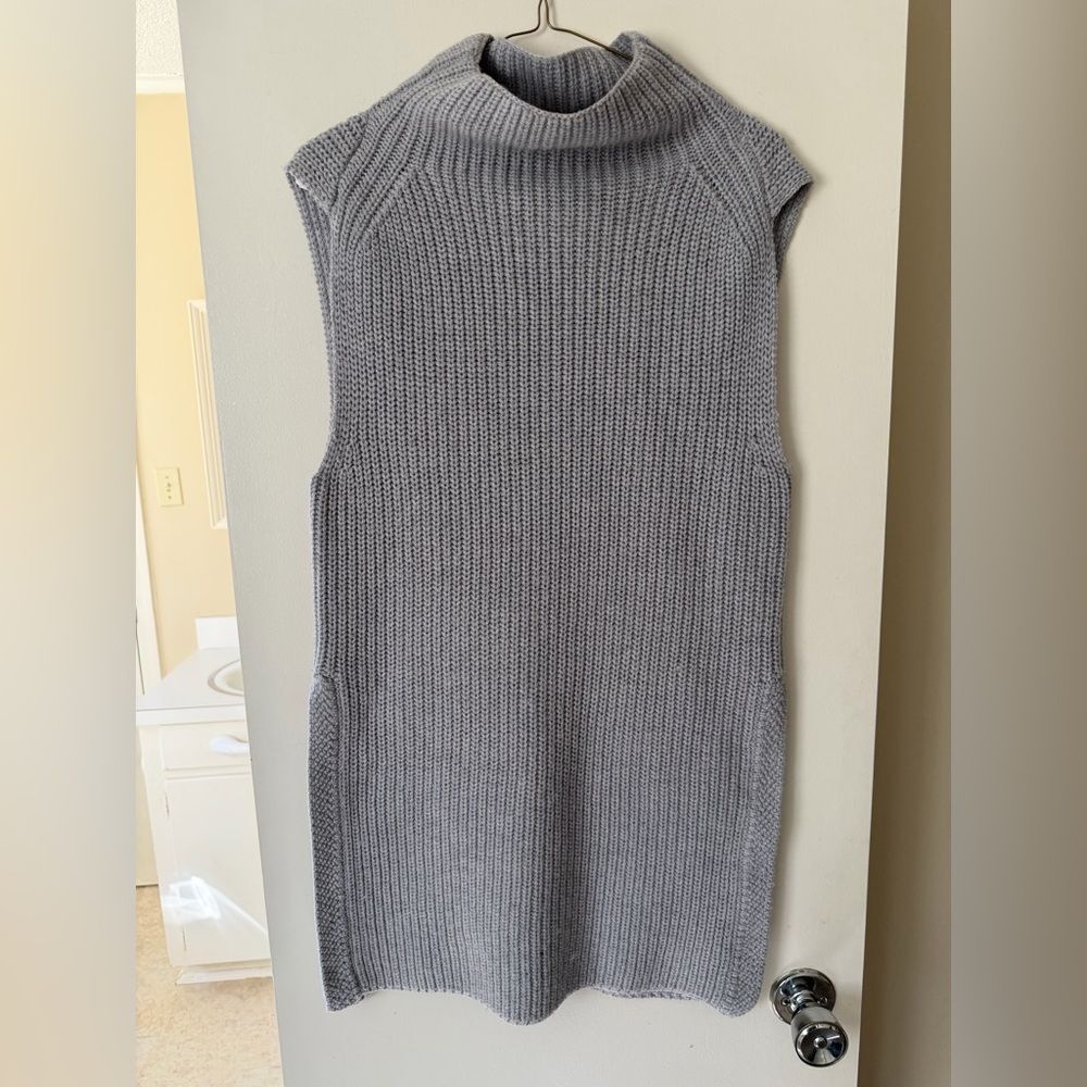 Aritzia Wilfred Palmier
Sleeveless Mock neck Sweater Long Tank with side slits